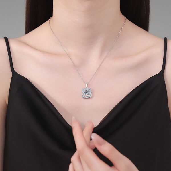 Sterling Silver Necklace High-grade Elegant Sugar Moissanite Pendant